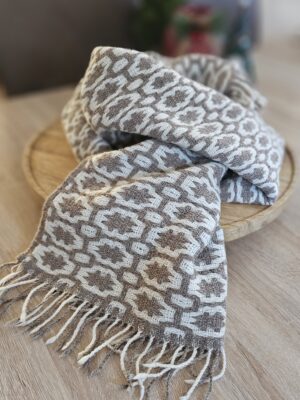 Ručnо tkani vuneni šal od alpake i merino vune u neutralnim tonovima, deflected double weaving tehnika