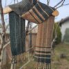 Ručno tkani šal od alpake, merino vune i kašmira u prirodnom ambijentu